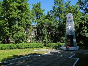 Увековечен в п.Липки Озёрский район. Занесён в список погибших летчиков на мемориальной доске ВАШП открывшейся 7 мая 1990 года в центре города Вязники. 