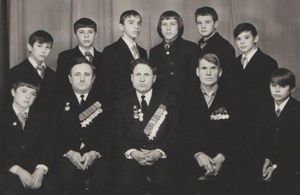1972 год. Полные кавалеры ордена Славы (слева направо): Иванов Д. И., Солдатов А. Е., Щелканов Н. И. на встрече со школьниками.