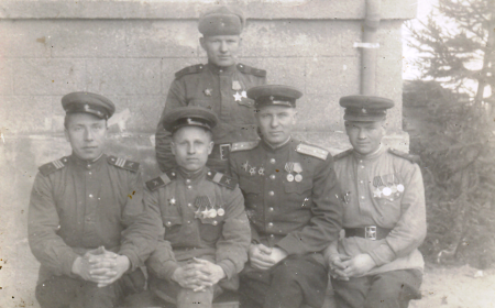 Солдатов А.Е. во время службы в Германии.Сидит второй слева.  6.5.1946 год