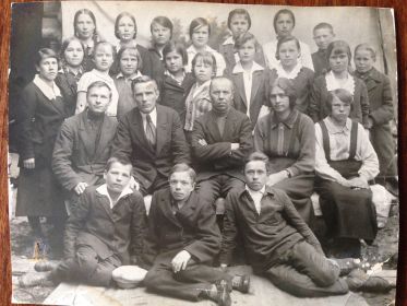 1936 г. окончание 7 классов средней школы. Мартынов Н. - средний в первом ряду.