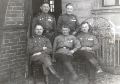Солдатов А.Е.  во время службы в Германии.Сидит первый  слева.