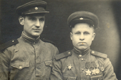 Солдатов А.Е. справа  с фронтовым другом.Германия г. Зальцвегель.