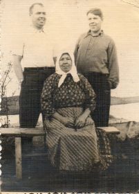 фотография 1962 года, Агафья Ивановна с сыновьями Иваном и Василием