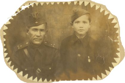 Фото отца с сыном Павлом (военные годы)