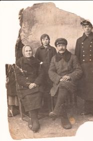 Семейное фото Егоровых (мать, отец, сестры
