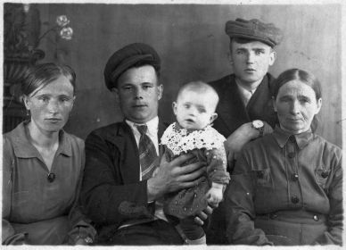 В кругу семьи. 1941 год.