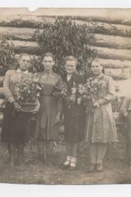 Раиса Васильевна с подругами после войны (вторая справа)