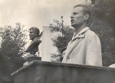 Митинг в честь открытия бюста Черных И.С. г. Киселевск. Машзавод. 1965 год.