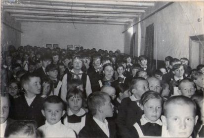 Встреча состоялась в здании старого клуба села Верх - Пайва. 70-е годы ХХ века.
