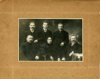 Семейное фото: мать и 5 сыновей 1910 г. мать Юлия Ивановна Сытинская (род. 1855 — умерла, вероятно, в 1931 гг. ) с сыновьями: слева сидит Ф.К. Сытинский, справа...