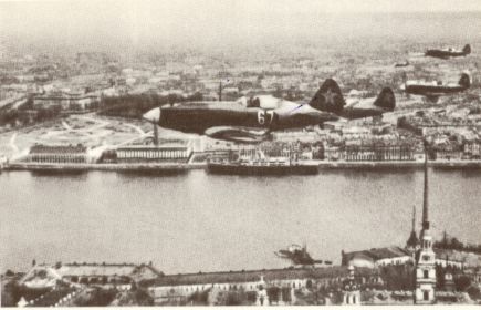 Боевые самолеты в небе Ленинграда. 1941 год.
