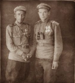 Слева миномётчик Аветисян Грант Левонович со своим вторым номером