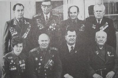 На встрече однополчан (второй слева) стоит Герой Советского Союза Пётр Мартынович Перепечин.
