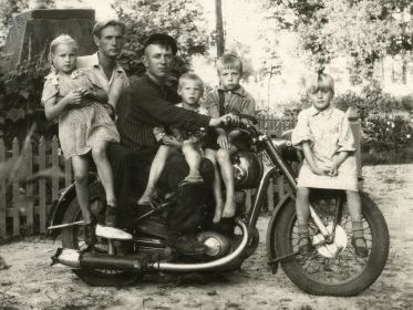 1950 год, Ценных М.П. за рулем мотоцикла с деревенскими детьми