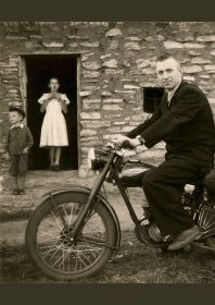 1954 год, Ценных М.П., на заднем плане сын и дочь