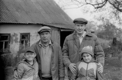 Алексей Николаевич Корякин (справа) с двоюродным братом Виктором в поселке Ржавец