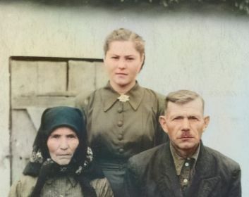 Жемчужников Семен Иванович с женой Ефросиньей Ильиничной и дочерью Марией прим. 1957 г.