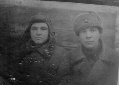 Командир танка лейтенант Василий Мамонтов (справа), командир башни сержант Анвер Хаметов (слева) (г. Горький, 22.12.1942).