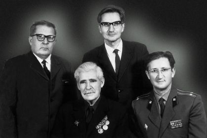 слева Мишаков Л.С.,  Мишаков  С.Н., Мишаков А.С., Мишаков В.С., 1970 г.