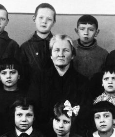 На фотографии  бабушка с учениками перед войной.