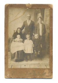 Семья дедушки в 1930 году