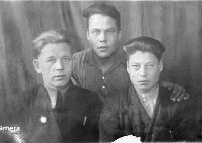 Яков Дмитриевич с друзьями, до войны