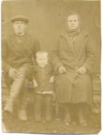 Семья деда: он сам, его жена и первый сын Евгений, родившийся в санях в Рождество 1930 года. Фотография сделана в 1933 году.
