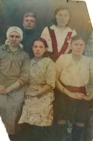 С родными после возвращения в 1952-м году - с мамой, сестрами и родственницей