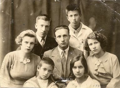 Родные братья и сестры Дельсаль (кроме Валентины слева) ~ 1938 Астрахань