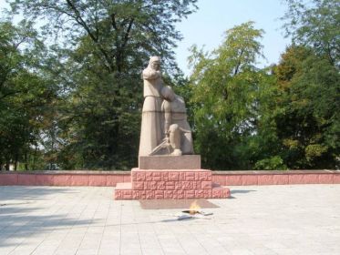 Памятник советским воинам на братской могиле Киндзерского А.В. в г. Пятихатки