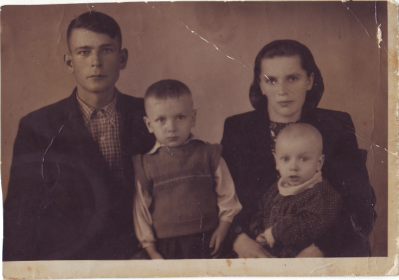 Попенко Василий Сергеевич с семьей. 1949 г.