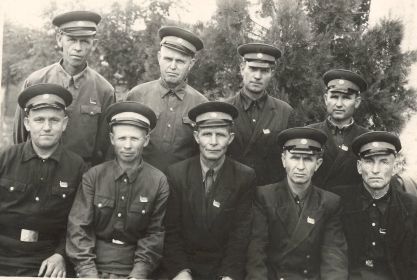 Силин Пётр Фёдорович с коллегами ВОХР в/ч 55467 (Крайний справа в первом ряду) Силин Пётр Фёдорович с коллегами ВОХР в/ч 55467 (Крайний справа в первом ряду)