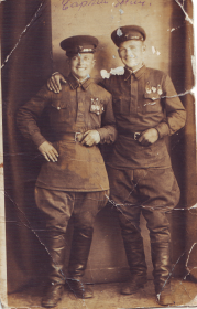 Попенко Василий Сергеевич (справа) и его друг Михаил Рвачёв.    1940 г.