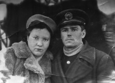 1943 год. Пётр Михайлович с женой Сутуриной (Гнеденко) Марией Карповной