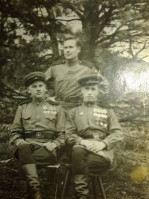 Берлин 1946 г. После войны (мой отец стоит в середине)