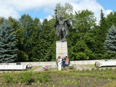 Новгородская область, Холм. Братская могила на пл. Победы - здесь захоронено свыше 8600 останков наших солдат. Фото: С. Санков, 2009 г.