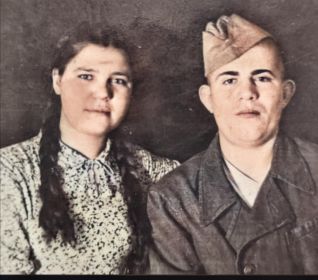 После ранения под Витебском 1944 год Сергей Ермишкин и какая-то девушка
