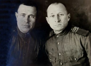 Л.А. Петров (справа) в г. Кунгур, 12.03.1944
