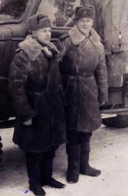 Крылов Макар Макарович (стоит слева) и его боевой товарищ Наталев Александр (20.02.1945)