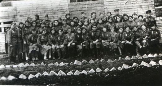 Фото было подписано: 1943г. Вот наше фото военных лет ...я здесь и Мария Рябышева, которая тоже живет в Пензе. Сфотографировались в г.Красноармейске