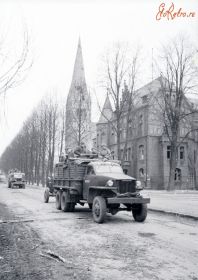 Советские войска проходят по улицам города Нойштеттин. 1945 г.