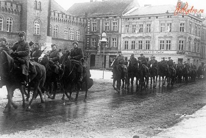 Войска гвардии кавалерийского корпуса генерала Осликовского вступают в город Нейштеттин. 1945 г.