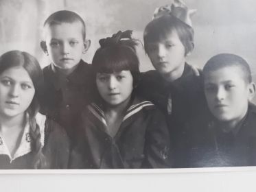В детстве с сёстрами и братьями (второй слева)