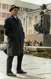 Владимир Петрович на фоне мемориального центра в Ульяновске