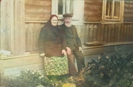 Родители Анна Федоровна и Петр Григорьевич у изрешеченного осколками бомб дома
