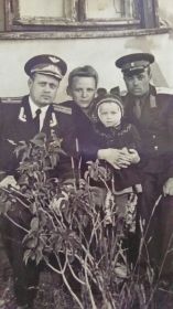 Слева Константин Павлович, справа брат Александр Павлович с женой Екатериной и дочерью Таней