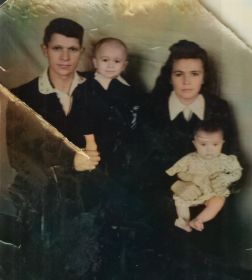 Иван Иванович с женой и детьми
