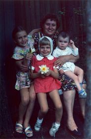 Валентина Петровна с внучками Олей, Таней и Наташей (1977 г.)