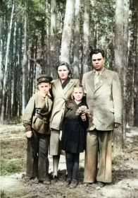 Владимир Петрович с женой и детьми