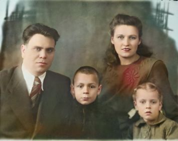 Владимир Петрович с женой и детьми